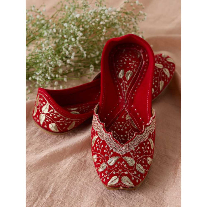 Gajra Gang Red Gold Embroidered Leather Juttis