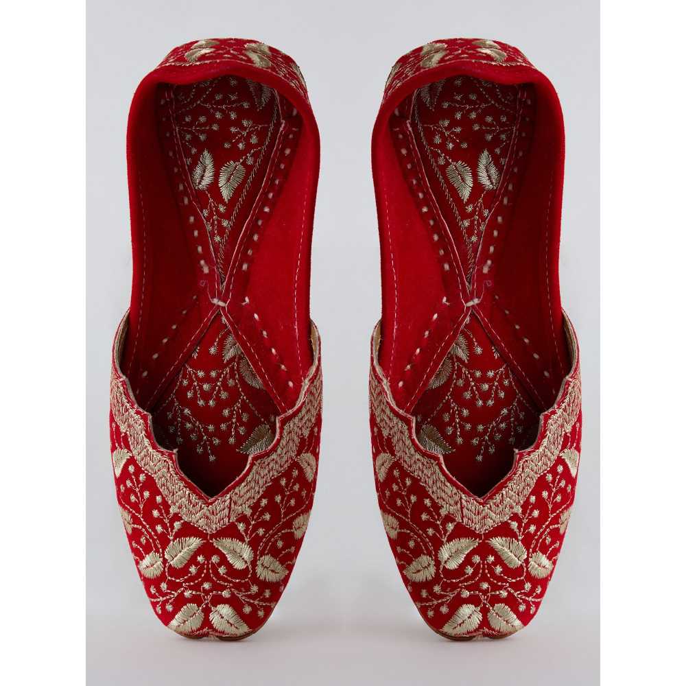 Gajra Gang Red Gold Embroidered Leather Juttis