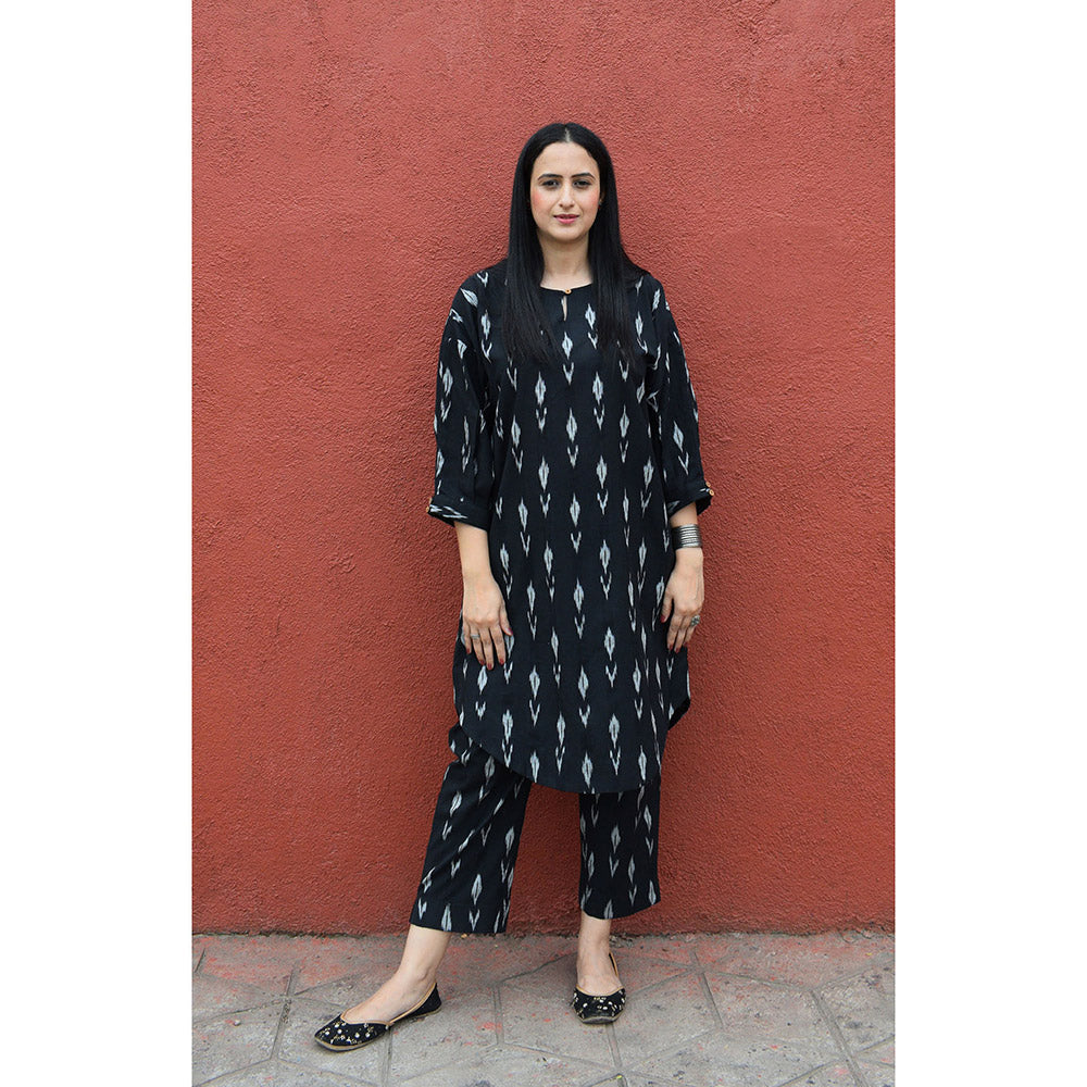 HOUSE OF MOXA Black Ikat Anti fit Co-Ord (Set of 2)