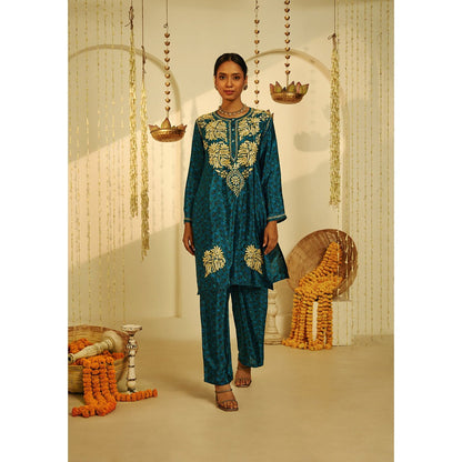 House of Chikankari Blue Arisha Chikankari Crepe Straight Short Kurta with Pant (Set of 2)