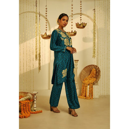 House of Chikankari Blue Arisha Chikankari Crepe Straight Short Kurta with Pant (Set of 2)