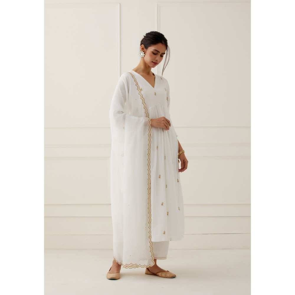 Ikshita Choudhary White Scalloped Tissue Organza Dupatta