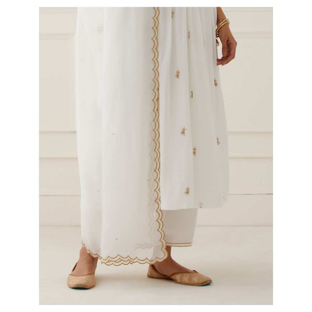 Ikshita Choudhary White Scalloped Tissue Organza Dupatta