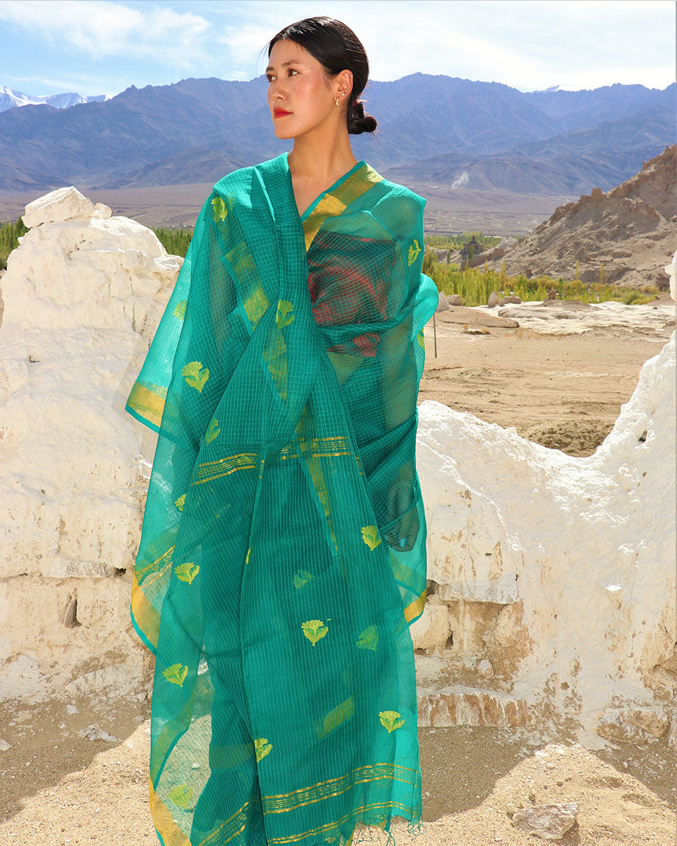 Chidiyaa Teal Handwoven Floral Motif Jamdani Silk Saree with Unstitched Blouse