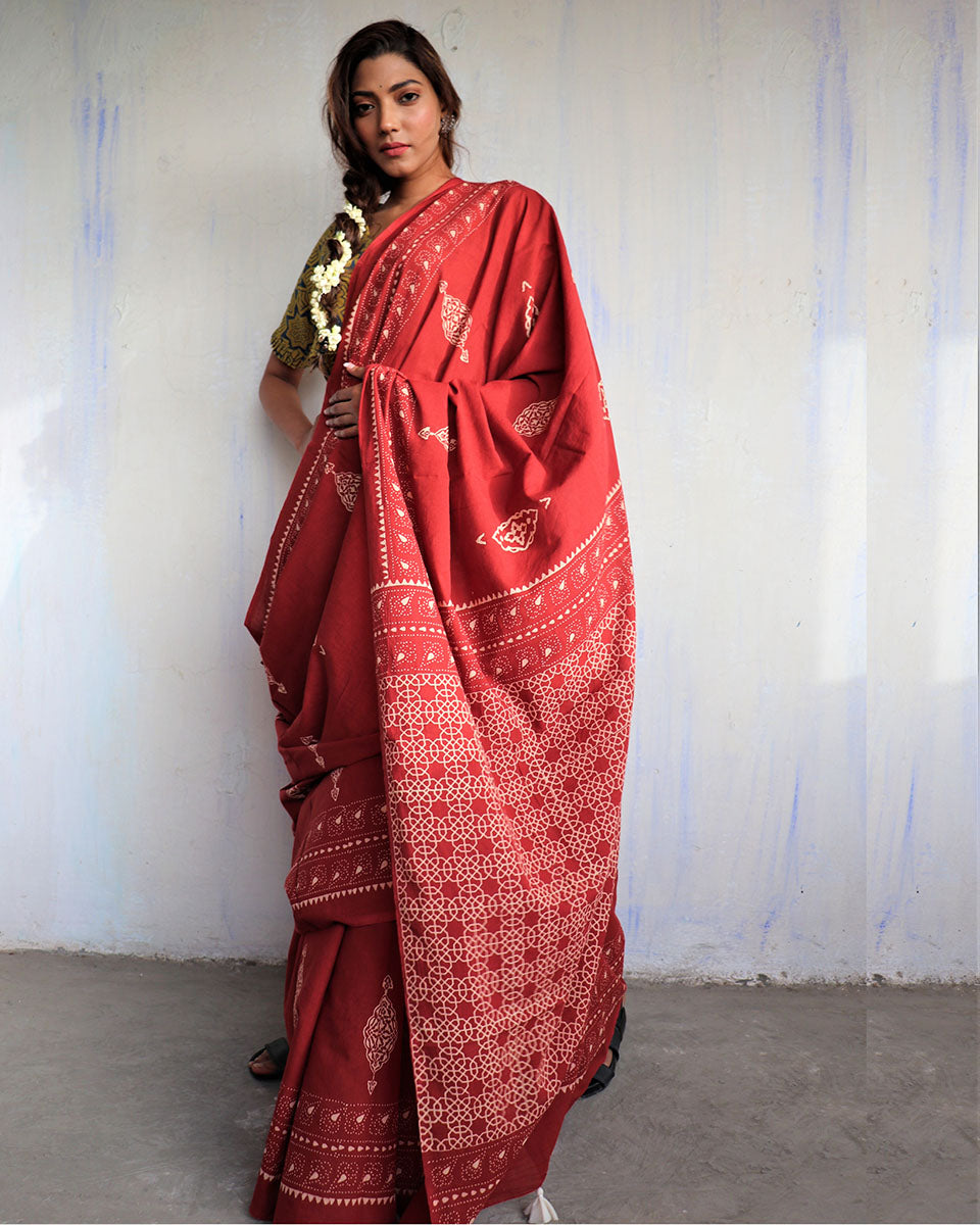 Chidiyaa Maroon Block Printed Cotton Mul Saree God with Unstitched Blouse