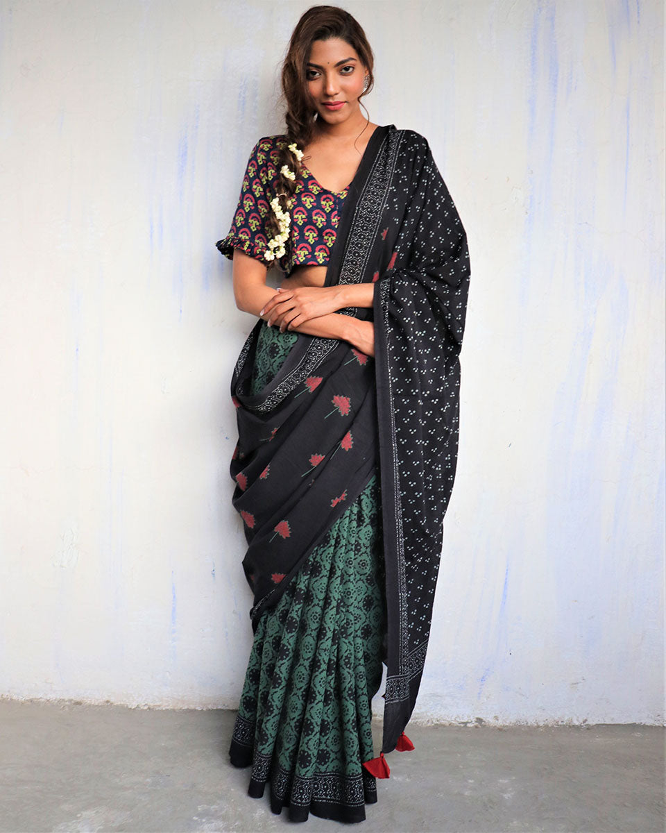 Chidiyaa Ivory Black Block Printed Cotton Mul Saree God with Unstitched Blouse