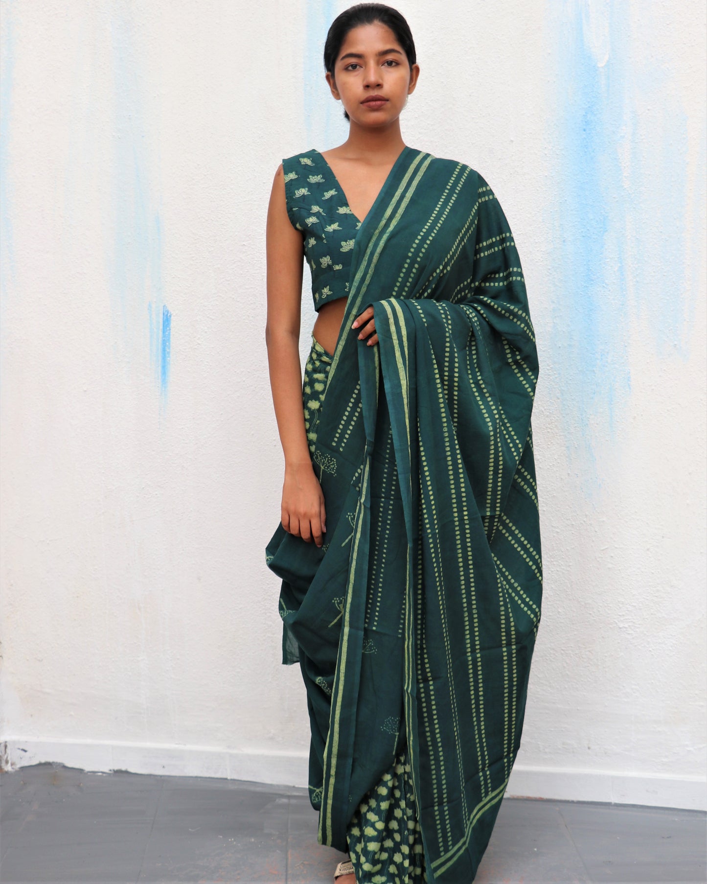 Chidiyaa Green Flower Printed Cotton Saree with Unstitched Blouse