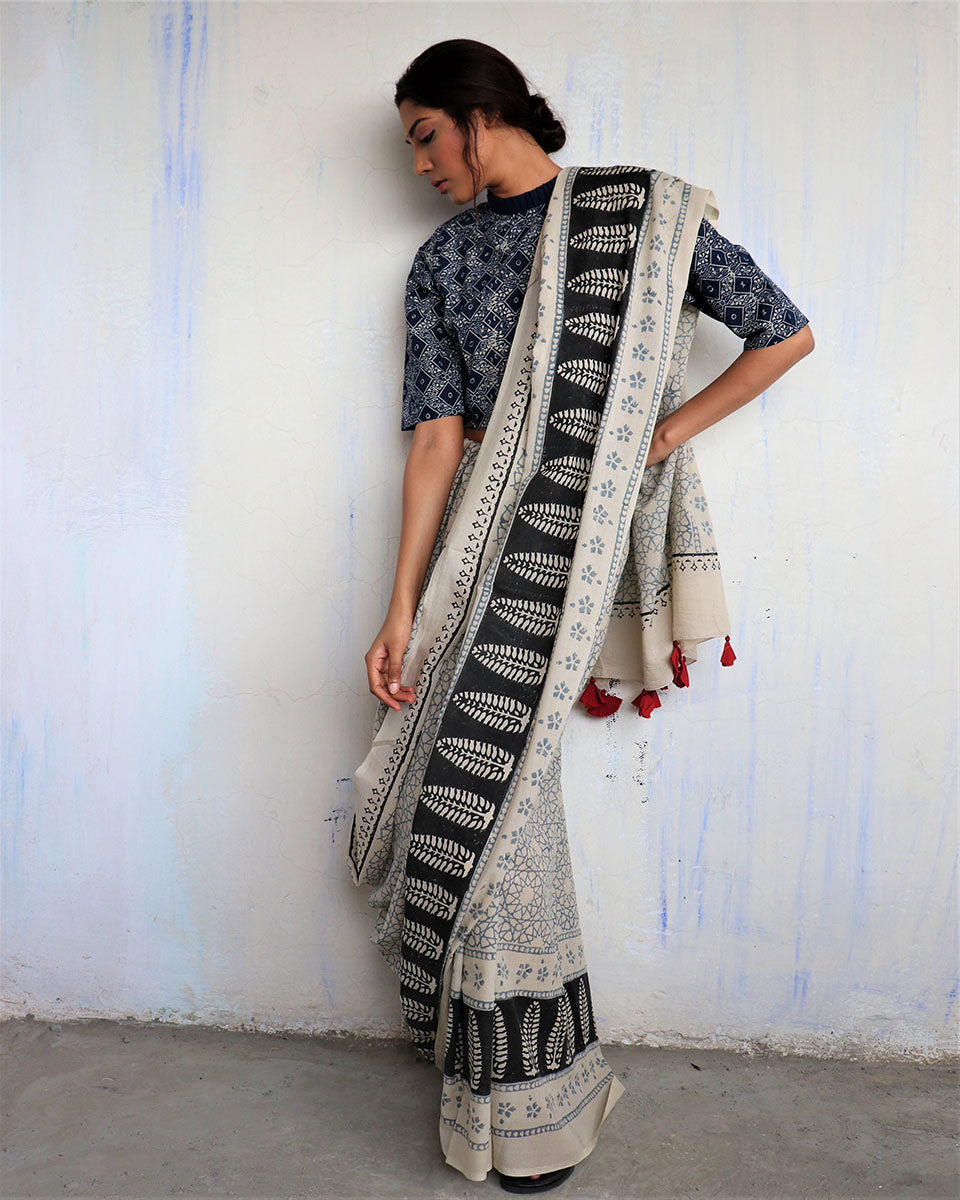 Chidiyaa Ivory Black Border Block Printed Cotton Mul Saree God with Unstitched Blouse