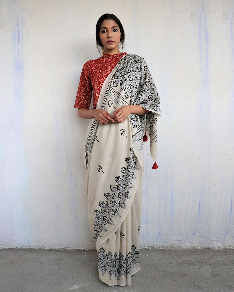Chidiyaa Ivory Grey Block Printed Cotton Mul Saree God with Unstitched Blouse