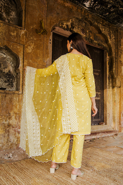 Janhvi Kapoor In Hairat Yellow Straight Set