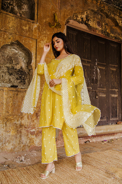Janhvi Kapoor In Hairat Yellow Straight Set