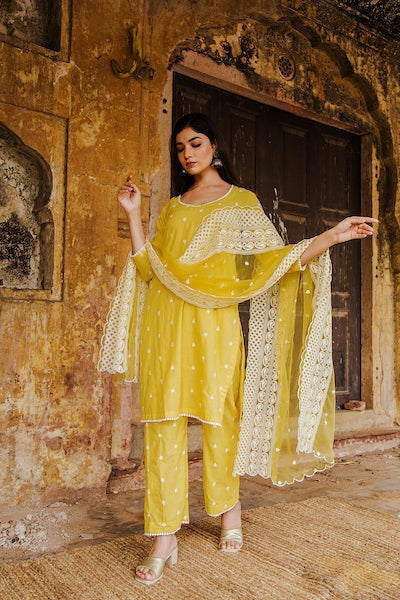 Janhvi Kapoor In Hairat Yellow Straight Set
