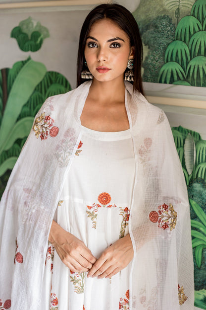 Karishma Kapoor In Shyra Cream Set