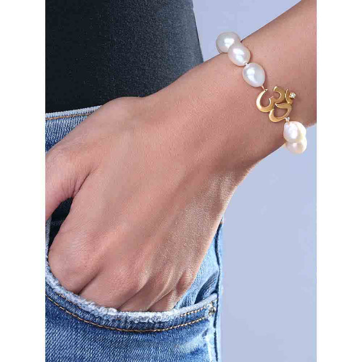 Kaj Fine Jewellery OM Single Diamond Pearl Bracelet in 14KT Yellow Gold
