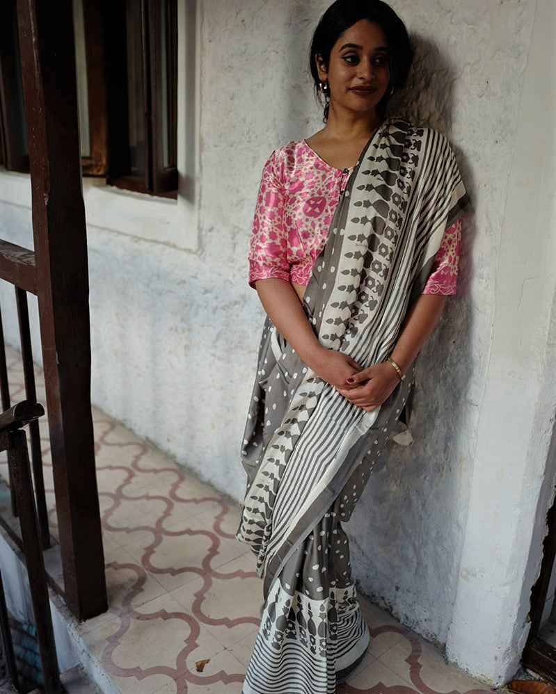 Chidiyaa Grey Cotton Saree with Unstitched Blouse