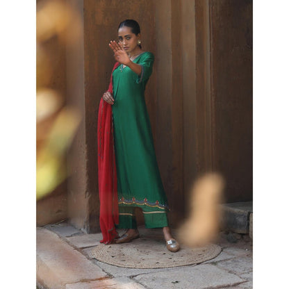 Label Kinjal Modi Green Kurta & Pant with Red Dupatta (Set of 3)