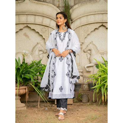 Maison Shefali Noor Shwet Kasida Mirror and Thread Work Kurta (Set of 3)
