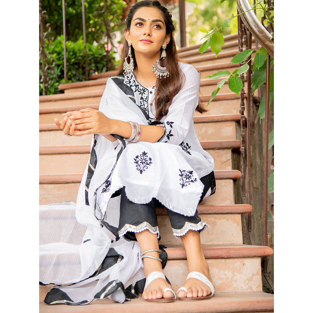 Maison Shefali Noor Shwet Kasida Mirror and Thread Work Kurta (Set of 3)