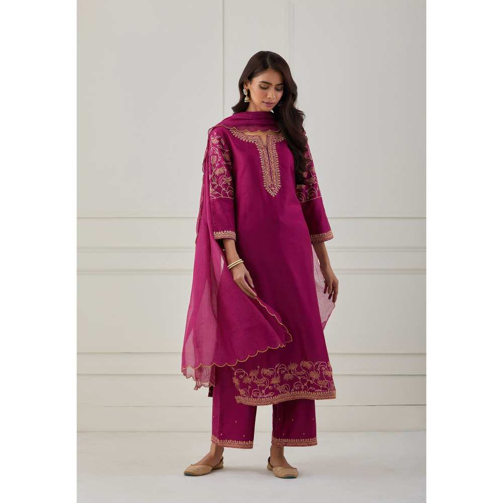 Priya Chaudhary Magenta Scalloped Embroidered Chanderi Dupatta