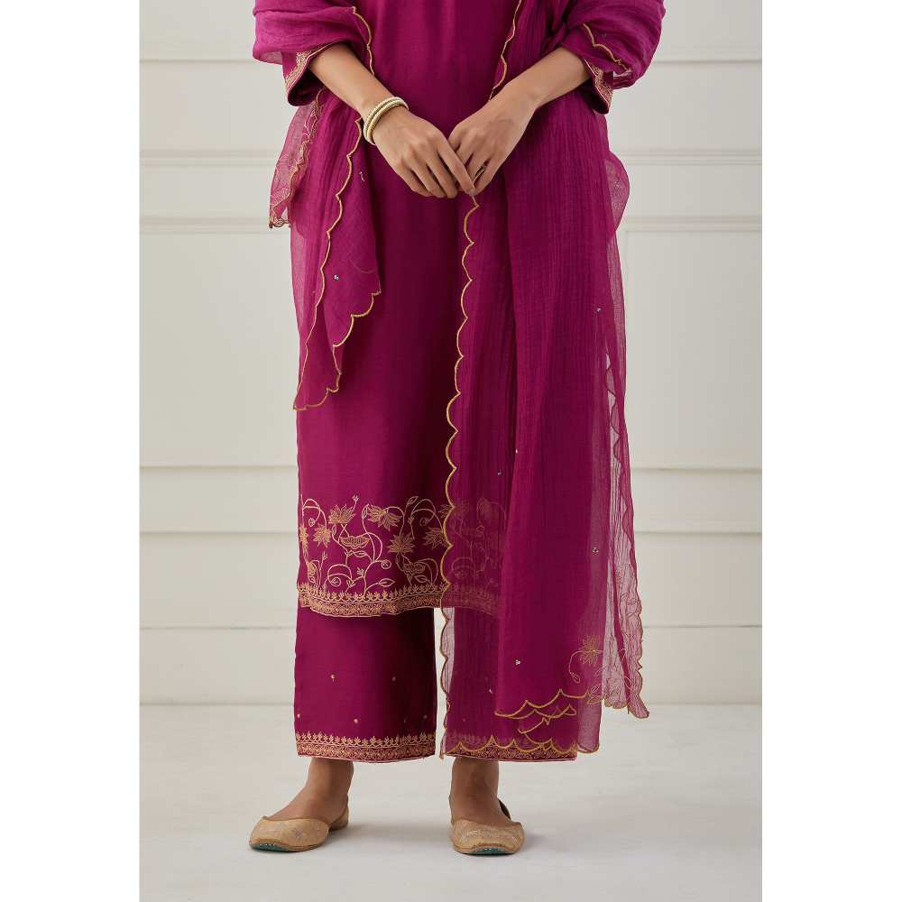 Priya Chaudhary Magenta Scalloped Embroidered Chanderi Dupatta