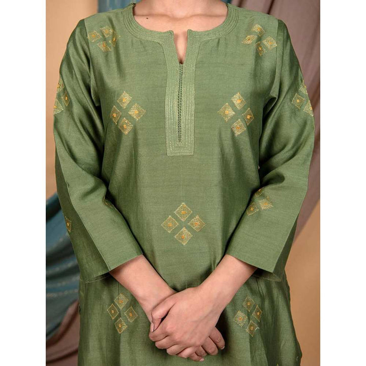 Priya Chaudhary Green Embroidered Chanderi Silk Kurta