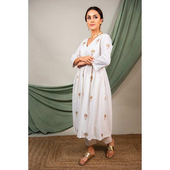 Priya Chaudhary Off White Embroidered Kurta and Pant (Set of 2)
