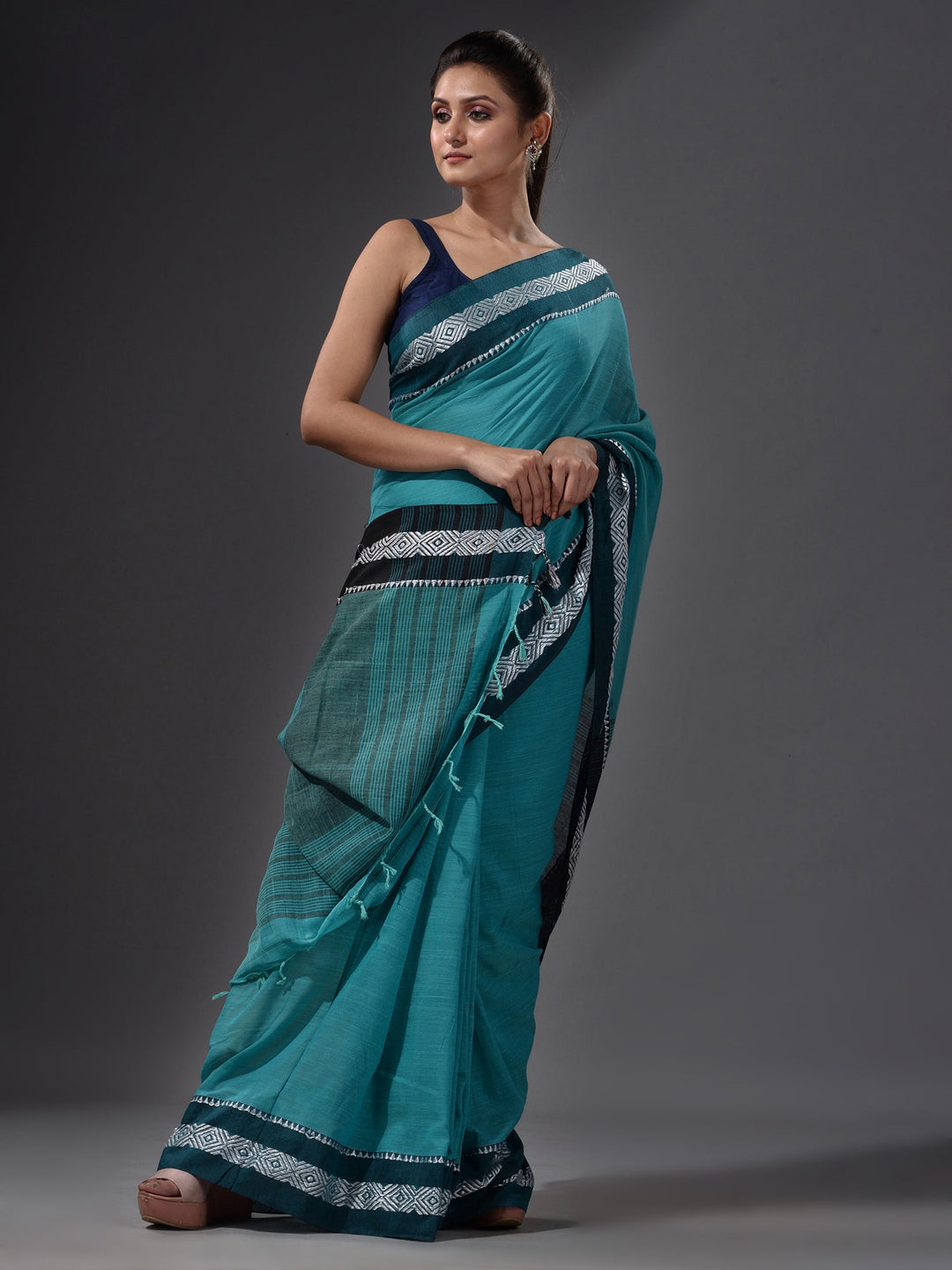 CHARUKRITI Green Handwoven Cotton Dual Tone Saree with Unstitched Blouse Piece
