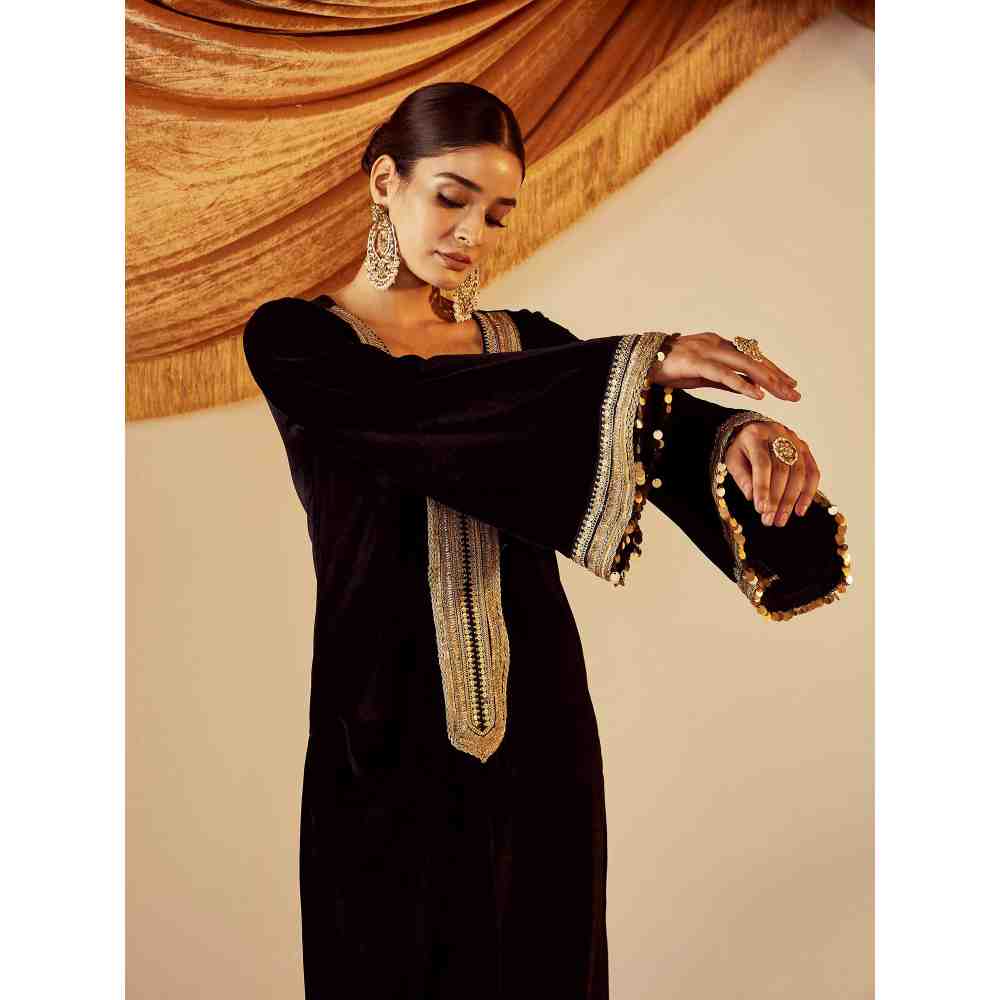 Roze Nargis Black Kurta (Set of 2)