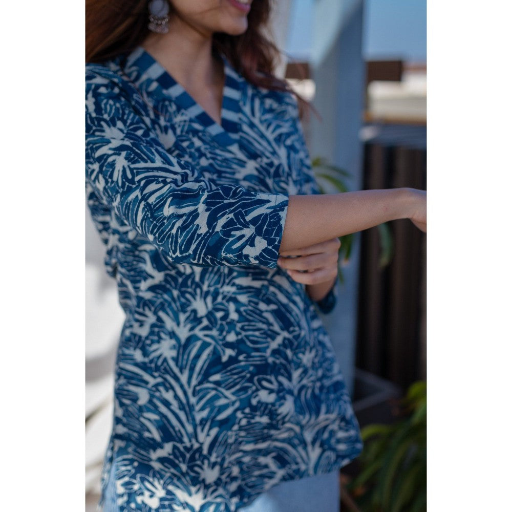 The Indian Ethnic Co. Indigo And White Dabu Cotton Short Top