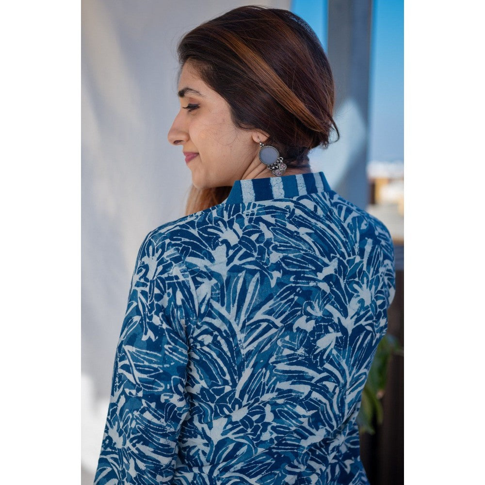 The Indian Ethnic Co. Indigo And White Dabu Cotton Short Top