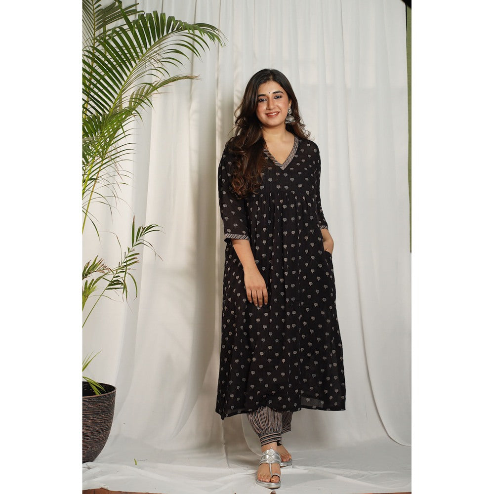 The Indian Ethnic Co. Ajrakh Lotus Pleated Mul Kurta