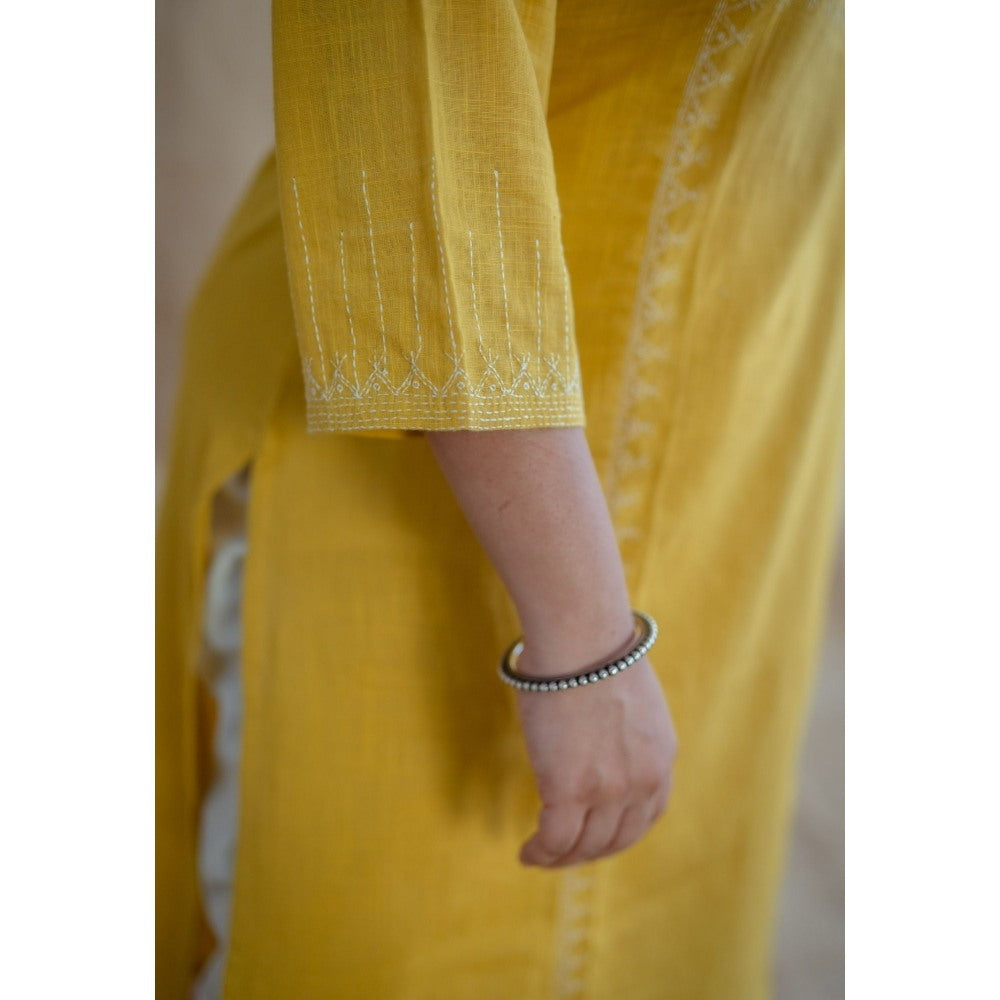 The Indian Ethnic Co. Drishya Slub Cotton Hand Embroidered Kurta