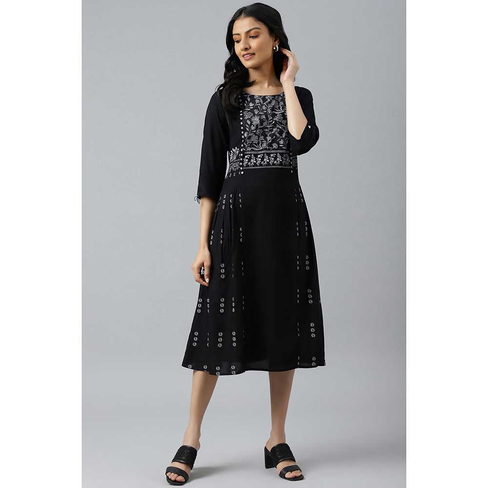 W Black Floral Side Pleated Midi Dress In Round Neck