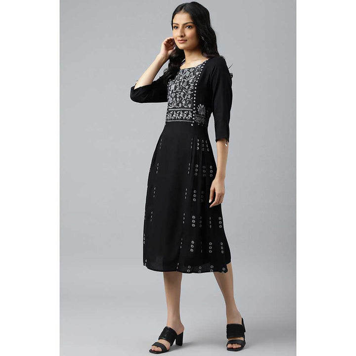 W Black Floral Side Pleated Midi Dress In Round Neck