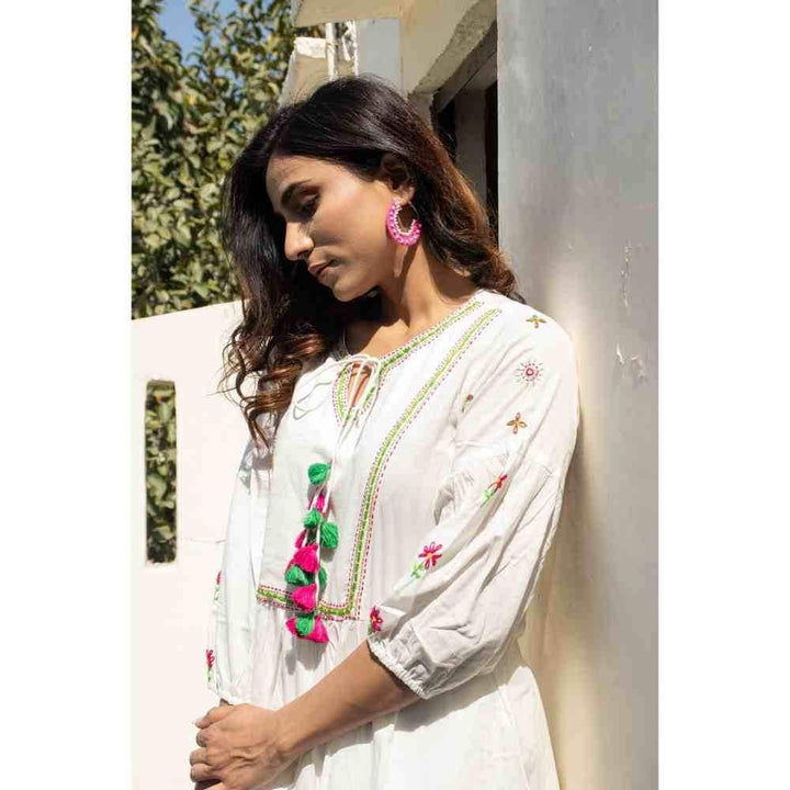 Zanaash Asta- White Cotton Co-Ord Set With Katha Embroidery  (Set Of 2)