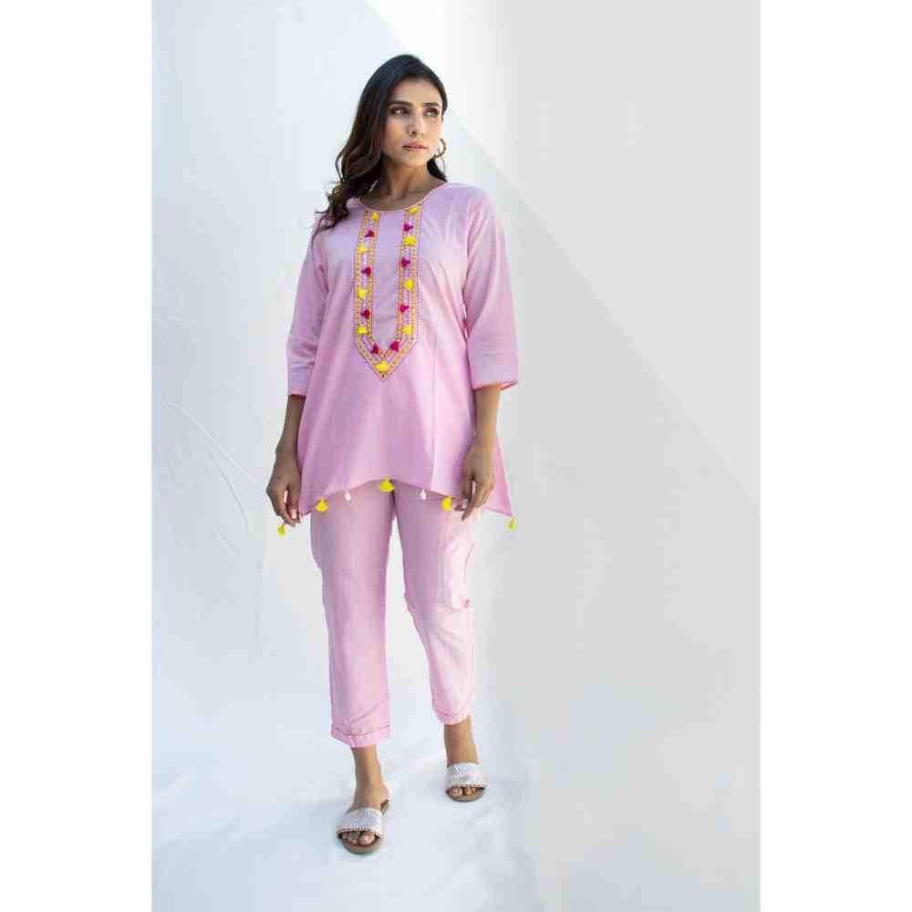Zanaash Manju - Light Pink Cotton Co-Ord Set With Katha Embroidery (Set Of 2)