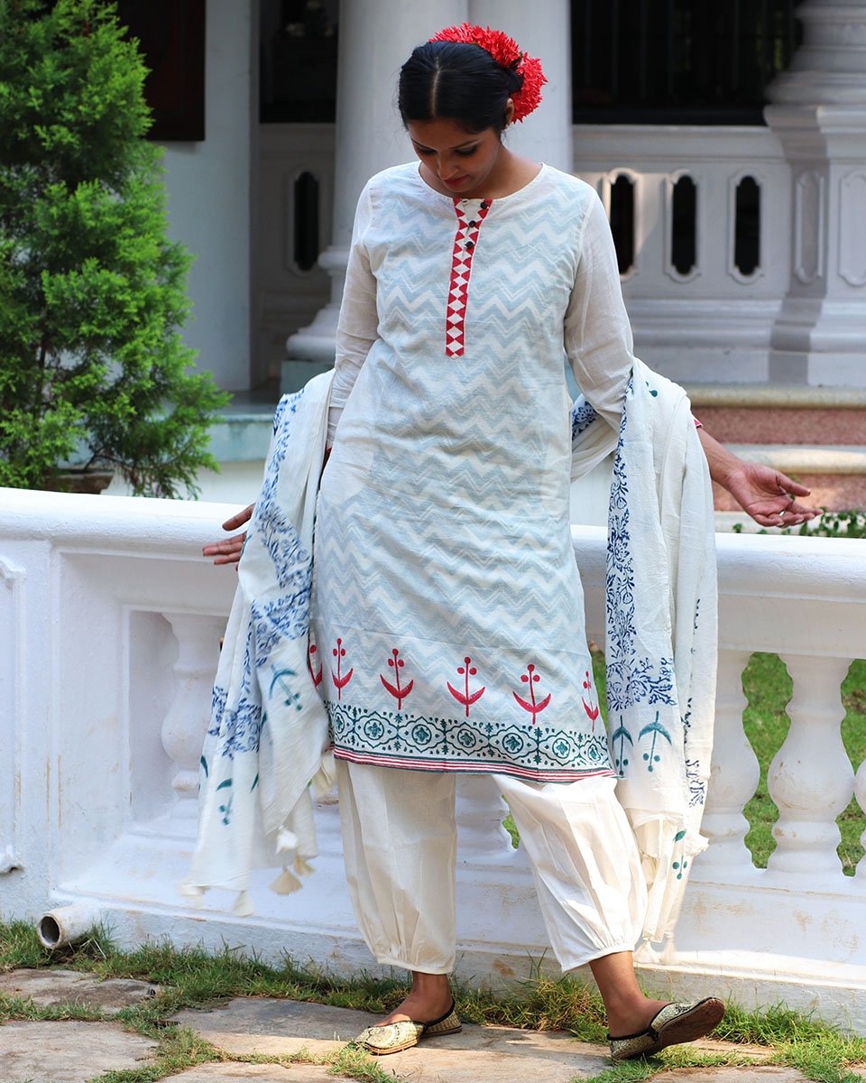 IVORY RED BLOCKPRINTED MULMUL KURTI WITH GREEN SLIP AND BOTTOM(SET OF 3)