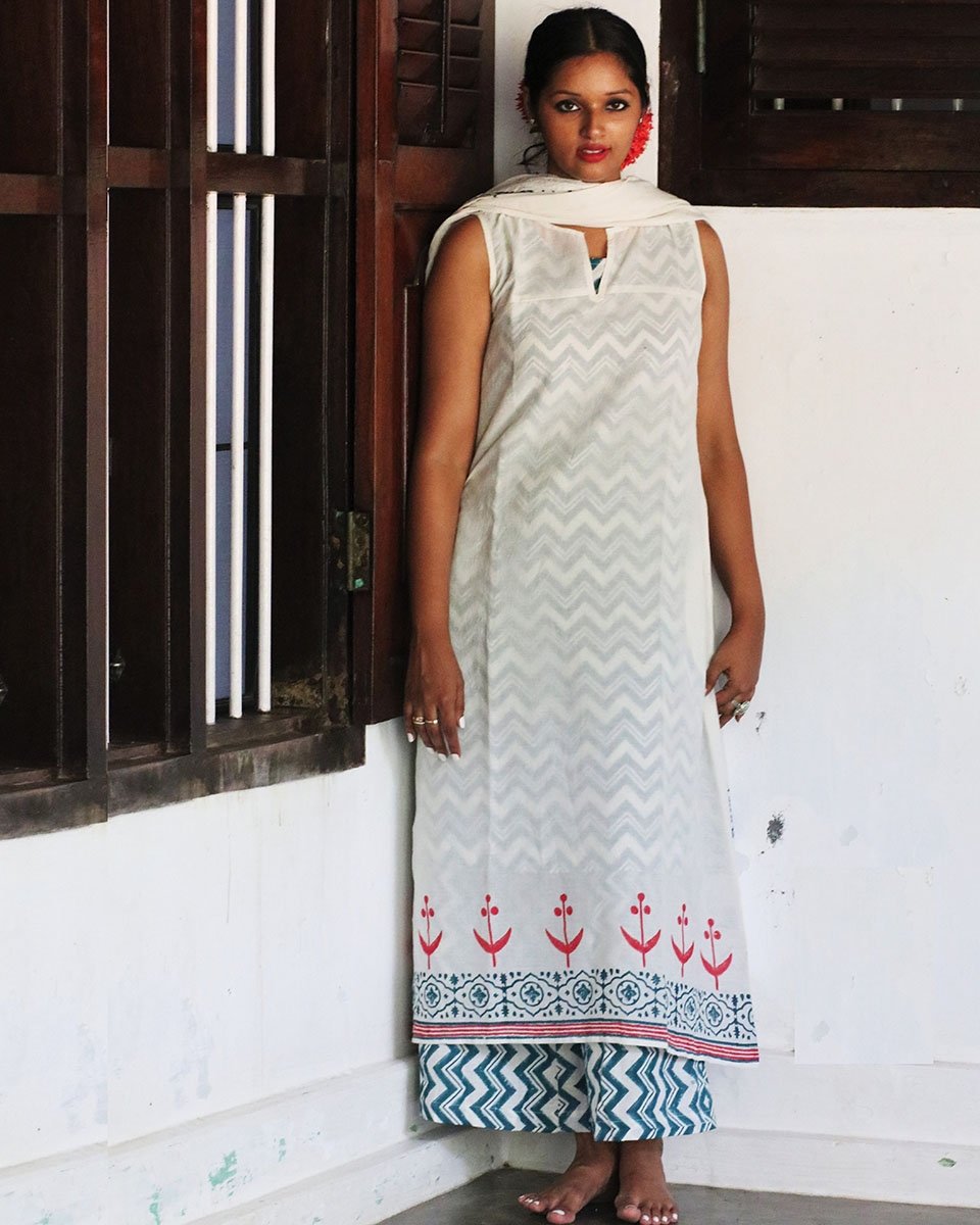 IVORY PINK BLOCKPRINTED MULMUL SLEEVELESS KURTI WITH GREEN SLIP AND BOTTOM(SET OF 3)