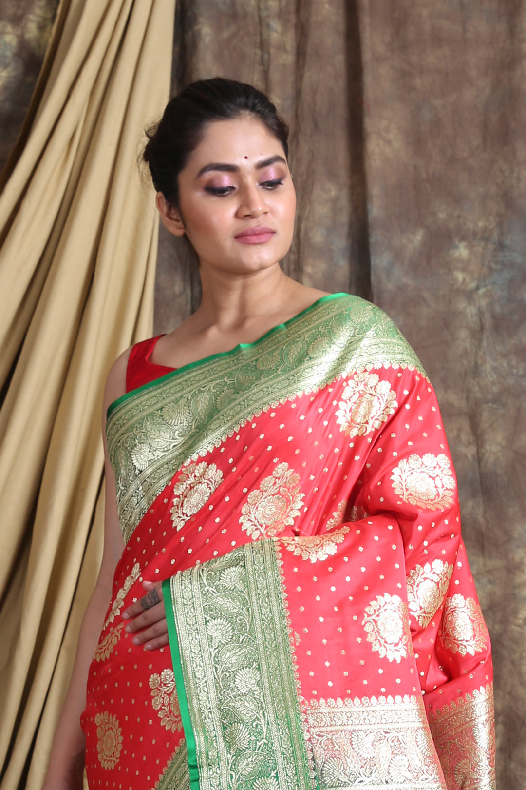 CHARUKRITI Red Green Ethnic Motifs Pure Silk Banarasi Saree with Unstiched Blouse