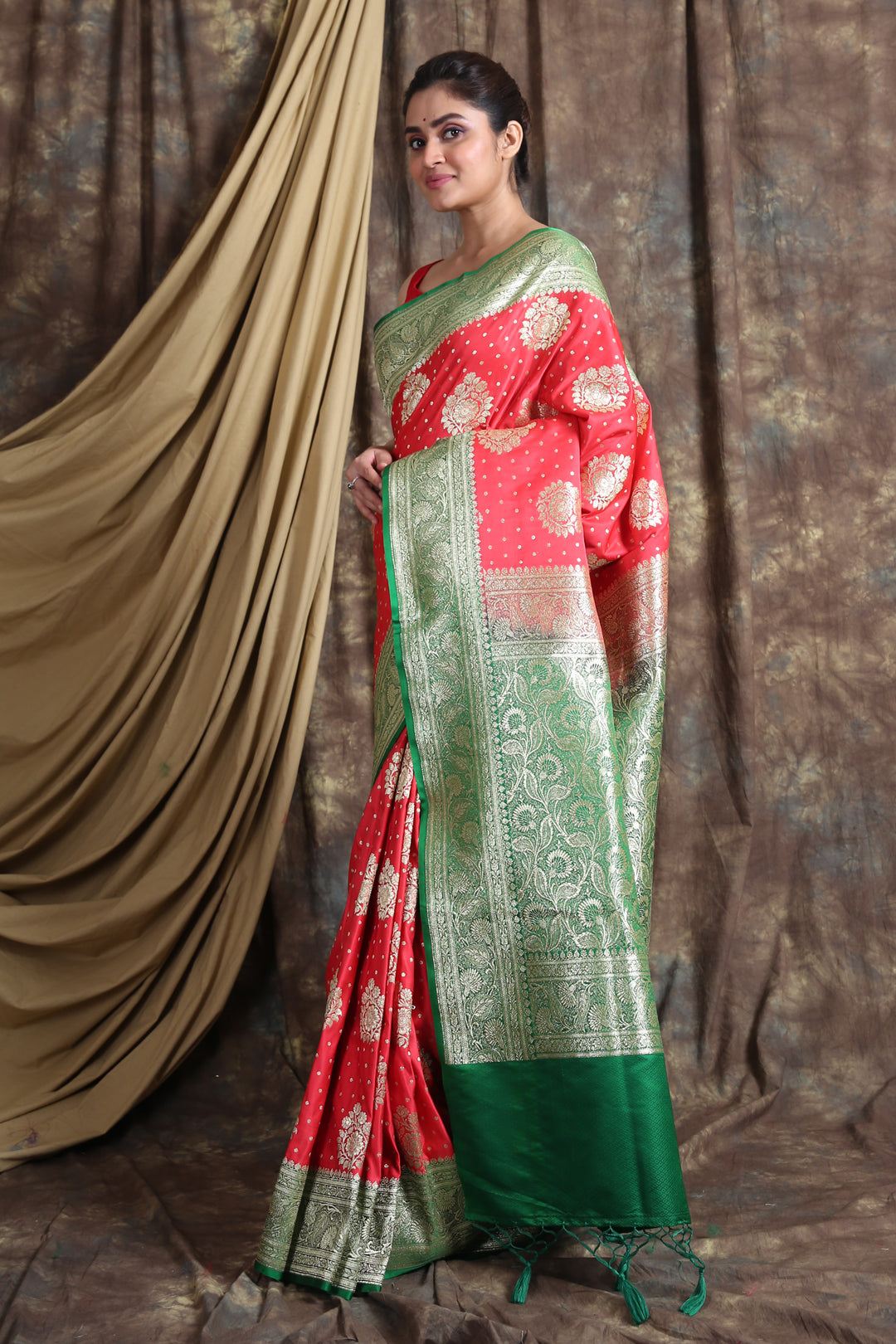 CHARUKRITI Red Green Ethnic Motifs Pure Silk Banarasi Saree with Unstiched Blouse