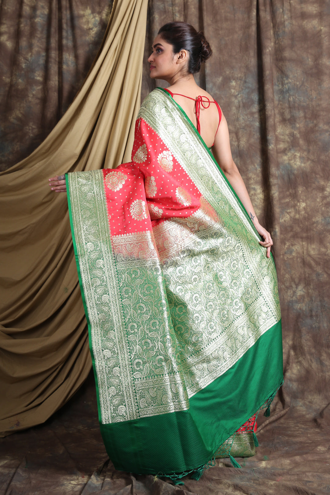 CHARUKRITI Red Green Ethnic Motifs Pure Silk Banarasi Saree with Unstiched Blouse